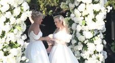 Actrița celebră s-a căsătorit cu iubita ei: Miresele, îmbrăcate aproape la fel! Prima imagine de la nunta fastuoasă