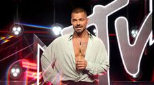 Care e secretul lui Ricky Martin? După ce J.Lo i-a făcut pe români să pună apa plată pe primul loc, la 55 de ani în care arată și dansează ca la 25, Ricky Martin, cu un show exploziv la aproape 54 de ani, dă altă lecție românilor!