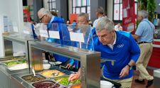Viermi în mâncare la Jocurile Olimpice. Un sportiv american, îngrozit de ce a găsit în mâncarea din satul olimpic