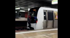 Reacția Poliției după ce un tânăr deghizat în Spiderman a fost filmat când circulă agățat în spatele unei garnituri de metrou - VIDEO