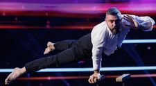 Românii au talent, 23 ianuarie 2026. Andi Taz, dansatorul care face parte din Crazy Horse din Paris și posesorul a două recorduri mondiale pentru cele mai multe tracțiuni realizate în 24 de ore, autorul unui moment de excepție: „Ești formidabil. Nu am mai văzut așa ceva până acum”