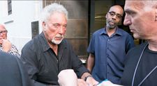 Ce boală are Tom Jones? Membrii echipei sale au făcut anunțul care i-a îngrijorat pe fani