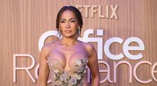 „Ce e cu baloanele acestea?” Fanii au observat imediat același detaliu la Jennifer Lopez: decolteul divei latino a aprins internetul