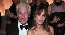 I-ar putea fi tată, dar ea spune că e sufletul ei pereche: Richard Gere, mai îndrăgostit ca niciodată de soția sa mai tânără cu 33 de ani. Cum au fost surprinși la Milano