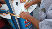 Ce a făcut un șofer de autobuz după ce a câștigat 5 milioane de dolari cu un loz răzuibil: „Am rămas blocat acolo”
