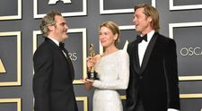 Brad Pitt a surprins pe scena Oscarurilor cu un look cu totul neașteptat: la patru ace, dar cu...codiță