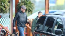 Prințul Harry, surprins cumpărându-și două sandviciuri de la piață