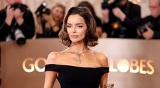 Apariție surpriză la Globurile de aur 2026. Cine este femeia superbă care s-a strecurat printre vedetele de primă mână de la Hollywood