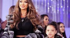 Bianca Drăgușanu, criticată online pentru că și-a adus fetița să defileze la o prezentare de blănuri naturale