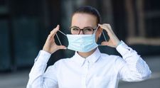 În urma unui studiu, medicii recomandă purtarea ochelarilor! Cât de mult protejează de COVID-19?