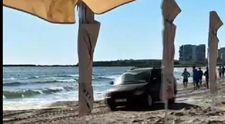 Femeia care s-a plimbat cu maşina pe plaja din Mamaia a ieșit pozitiv la DrugTest. Era însoțită de doi copii - VIDEO