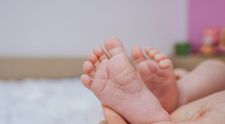 Un bebeluș a murit de foame după ce mama lui a plecat o săptămână la iubitul ei
