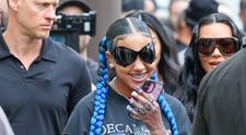 Kim Kardashian, eclipsată de fiica sa. North West, look excentric la numai 12 ani: unghii false, extensii de păr albastre și haine extravagante