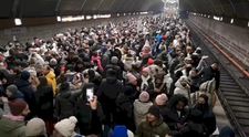 Imagini virale cu sute de cetățeni nepalezi, pe peronul stației de metrou Titan. Ce au scandat de Revelion - VIDEO