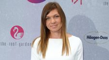 Impecabila intr-o rochie mini, alba. Simona Halep a atras toate bliturile fotografilor cand a aparut asa la o petrecere