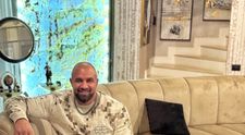 Alex Bodi bate fierul cât e cald. După ce s-a zvonit că are o relație cu o frumoasă șatenă pe nume Lorena, alături de care a fost într-o vacanță exclusivistă în Alpii Francezi, acum afaceristul a fost surprins în compania unei foste concurente a unui show matrimonial.  Ce făceau cei doi, târziu în noapte
