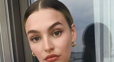Model Victoria's Secret fotografiat în timp ce face plajă pe balcon! Cum a fost surprinsă tânăra