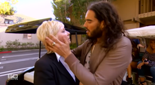 VIDEO Momentul în care Russell Brand o sărută și o pipăie pe jurnalista Liz Hayes de la 60 Minutes Australia