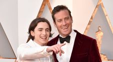 A primit cadou de la mama lui o… vasectomie! Alungat de la Hollywood după acuzații de agresiune și canibalism, Armie Hammer revine timid în showbiz