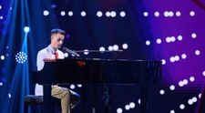 Românii au talent 2022: Sergiu Gliga, autopsierul care cântă la pian și este numai bun de stand-up