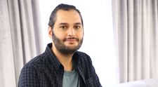 Omid Ghannadi susține campania Salvați Copiii România de dotare a școlilor cu tablete pentru cursuri la distanță