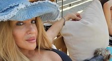Tania Budi, surprinsă pe litoral într-o formă excelentă. Se apropie de 60 de ani, dar pare că a găsit elixirul tinereții