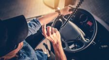 Venit mai devreme din cursă, un șofer de TIR și-a surprins soția cu amantul! Bărbatul a făcut LIVE pe Facebook