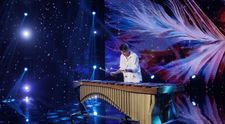De la acorduri simple la perfecțiune! Alexandru Beleca, tânărul de 17 ani care a cântat la marimba pe scena Românii au talent și a primit ropote de aplauze: „Este absolut superb ce am auzit! Eu sunt cucerit total!”