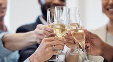 Pentru a atrage tinerii, o companie își lasă angajații să bea alcool la muncă și oferă concediu ”de mahmureală”. Salariul lunar este aproape 6.400 lei