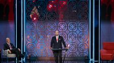 La bine și la Roast, 22 octombrie 2025. Răzvan Exarhu, roast master-ul emisiunii, îl aruncă în ring pe CRBL. Cine sunt prietenii care i-au pus gând rău în această seară „Pregătiți-vă să îl aplaudați de parcă are iar concert la zilele orașului Teiuș”