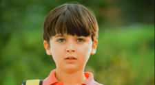 Cum arată astăzi băiatul din reclama la brânză topită, cunoscut pentru replica „Dacă mă sărută data viitoare?”. Noni Ene are 33 de ani și și-a construit o carieră de succes