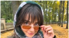 Cu un fular mototolit pe cap și cu ochelari, nu o mai recunoști. Celebra actriță a găsit deghizarea perfectă pentru a nu fi urmărită de fotografi
