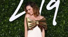 Actrița Lily James, artificii vestimentare pentru a avea bustul Pamelei Anderson din Baywatch