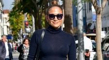 Poate sa fie sexy chiar si atunci cand se imbraca pana-n gat. Cum a reusit Jennifer Lopez sa se faca remarcata