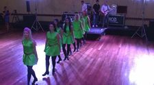 Rar ai ocazia sa vezi domnisoare de onoare imbracate in tinute verde neon. Cand muzica porneste, totul capata sens