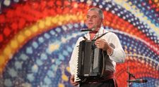 Numele lui este Pasare si imita perfect trilurile inaripatelor. O reprezentatie care a binedispus intreaga sala la 