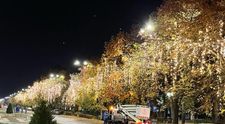 A început montarea decoraţiunilor pentru iluminatul festiv din Capitală. Când se deschide Târgul de Crăciun - FOTO