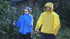 S-au acoperit din cap până în picioare, dar tot n-au scăpat de paparazzi! Unde a fost surprins cel mai urmărit cuplu al momentului