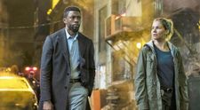 Chadwick Boseman și-a tăiat singur din salariu pentru a o ajuta pe Sienna Miller