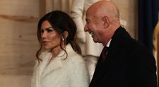 Toți ochii au fost ațintiți asupra ei când și-a dat haina jos! Logodnica lui Jeff Bezos, al doilea cel mai bogat om din lume, criticată pentru ținuta aleasă la învestirea lui Trump: „Dezgustător și rușinos”