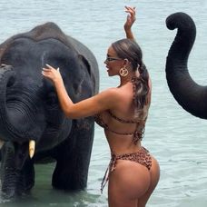 Bianca Drăgușanu, îmbrăcată în costum de baie, se scaldă cu elefanții în vacanța din Thailanda