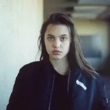 Before acting ever seemed real to her..young Angelina Jolie was fascinated with death, funerals (3)
