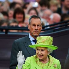 Regina Elisabeta a II-a face cu mâna mulțimii adunate în Londra, în cadrul unui eveniment public 
