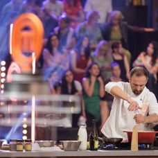 Finala MasterChef România,16 decembrie 2025. Începe prima probă a finalei sezonului 10. Foștii concurenți își exprimă la unison antipatia pentru Florin Drăgoiu și le fac galerie celorlalți doi fi (6)