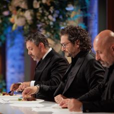 Finala MasterChef România, 16 decembrie 2025. Cei trei chefi taie în carne vie la degustarea felului principal. Finaliștii au mizat pe preparate riscante, dar MasterChefii sunt atenți la fiecare  (3)