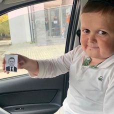 Hasbulla Magomedov arată o fotografie cu el în copilărie