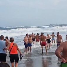 bataie la mare cu salvamarii