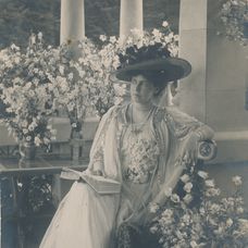 Carte poştală, Principesa Maria a României în balconul Castelului Pelişor Datare_ cca 1905-1907 Atelier fotografic Alfred Brand, Sinaia