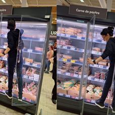 femeie in supermarket constanta