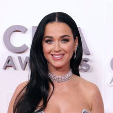 katy-perry-decolteu-abisal-pe-covorul-rosu-cantareata-a-facut-furori-intr-o-tinuta-complet-din-denim_3